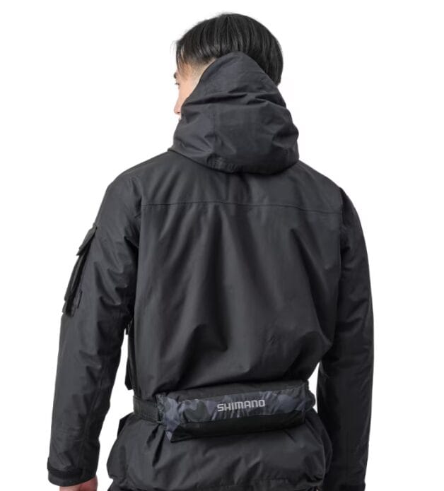 シマノラフトエアジャケット VF-053Uを着た男性モデル