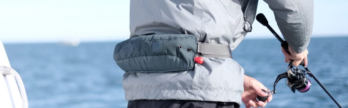 腰巻き自動膨張ベストを着ている釣り人