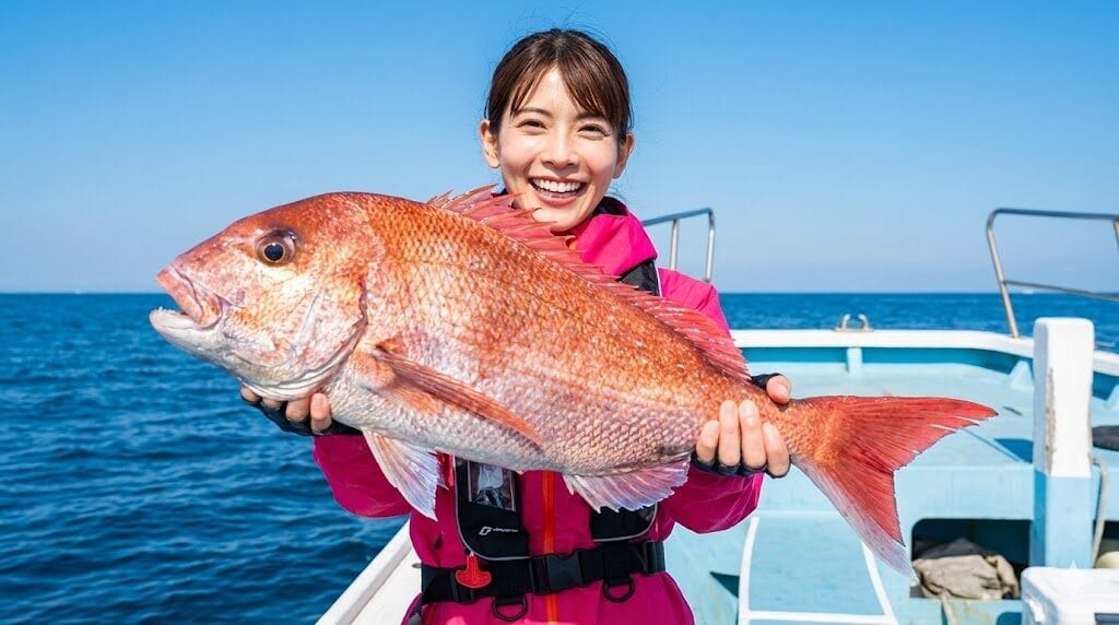 タイラバで真鯛を釣り上げる女性