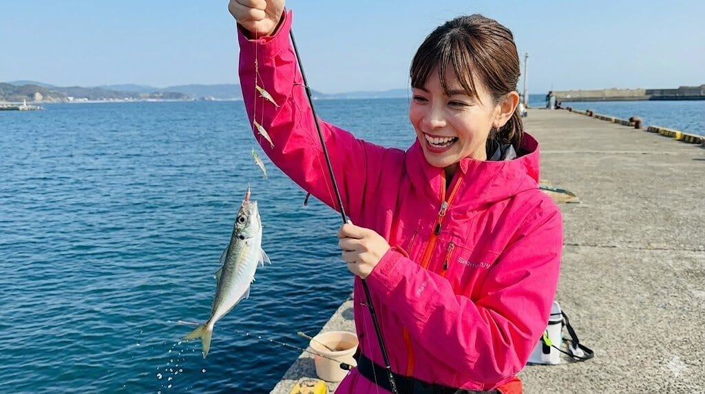 サビキ釣りを楽しむ女性